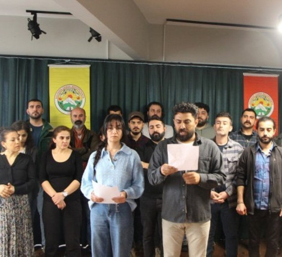 Gözaltıları protesto eden sanatçılar Beyoğlu'nda bir araya geldi