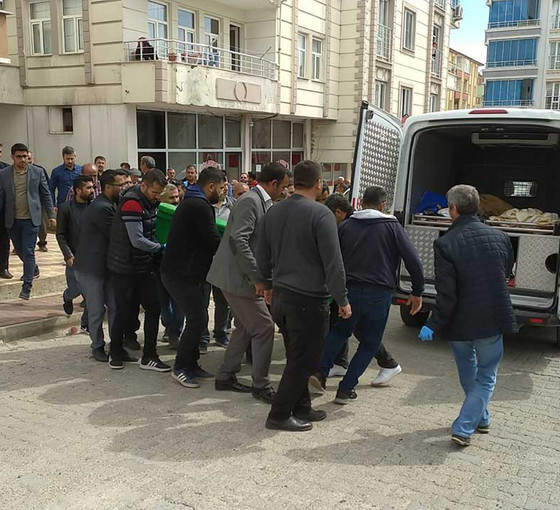 Depremde eşi ve iki çocuğu ölen öğretmen kızını yaralayıp, intihar etti