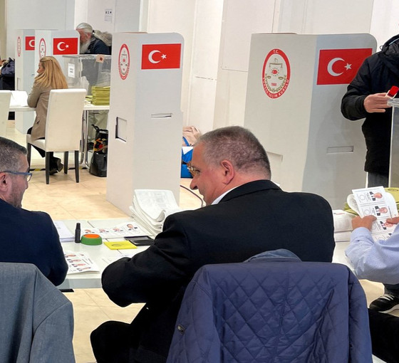 Almanya'da oy verme işlemi başladı, uzun kuyruklar oluştu
