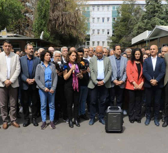 Diyarbakır gözaltılarına adliye önünde açıklama: 'Korkmuyoruz, buradayız'