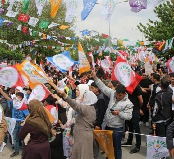 Yeşil Sol Parti'den Antep'te coşkulu miting: Biz şampanya patlatmasını bilmeyiz, biz ampulünüzü patlatmaya geliyoruz