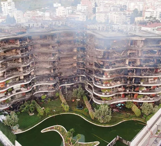Folkart Sitesi yangını: Binaların dış cephesi vernikli ahşapla kaplanmış