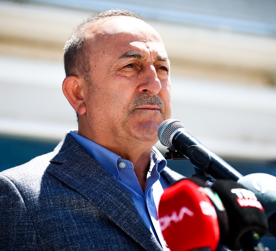CHP şikayet etti, Bakan Çavuşoğlu'nun 'bayraklı' pankartına toplatma kararı çıktı