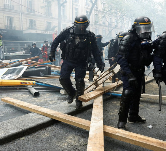 Fransa'da 1 Mayıs olaylı başladı: Paris'te en az 40 gözaltı