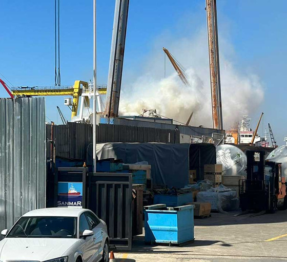 Tuzla'da tersane yangını söndürüldü