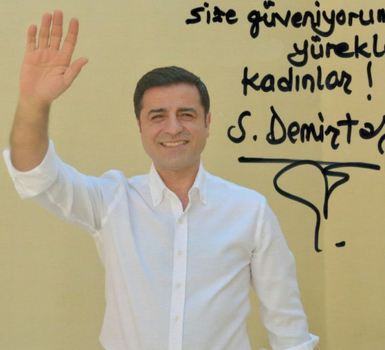 Selahattin Demirtaş'tan kadınlara: Eşitlik, adalet, iş, aş, güvenlik kaygısı duyan bütün kadınlar!