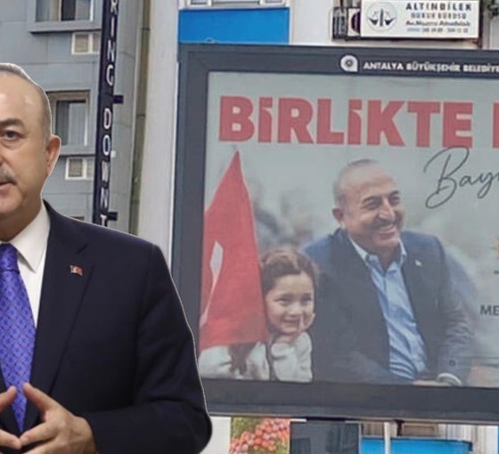 Antalya'da Mevlüt Çavuşoğlu'nun bayraklı afişleri kaldırıldı
