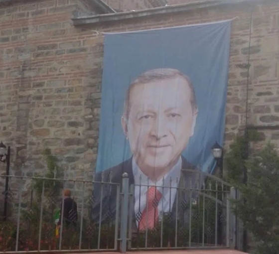 Bursa'da cami duvarına Erdoğan posteri asıldı, İyi Parti tepki gösterdi