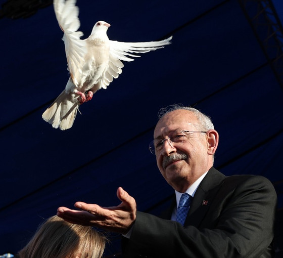 AP'den karşılaştırma: 'Otoriter Erdoğan'a karşı köprü kurucu Kılıçdaroğlu'