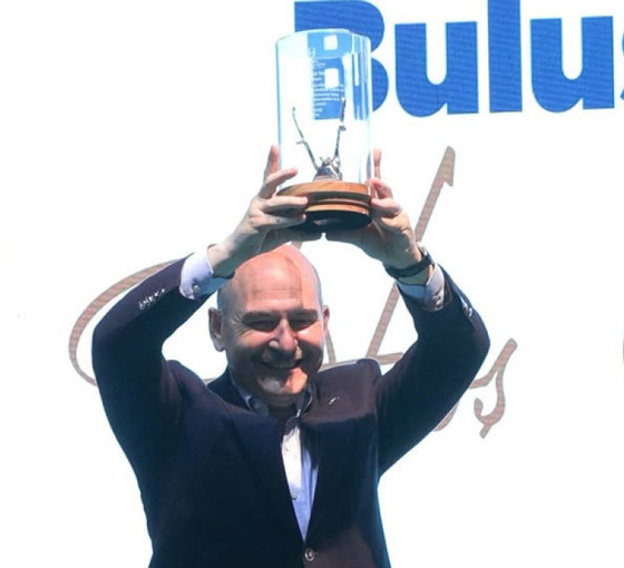 Berberler Soylu'ya cam fanus içinde 'saç kesme makası' hediye etti