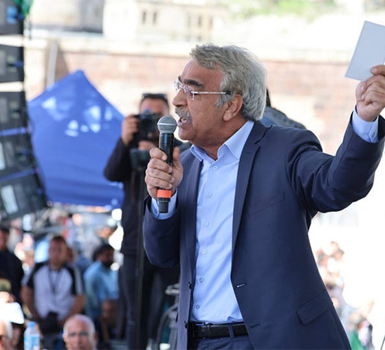 Sancar Yeşil Sol'un Bitlis mitinginde konuştu: Diz çökmeyen Kürt halkından korkuyorlar