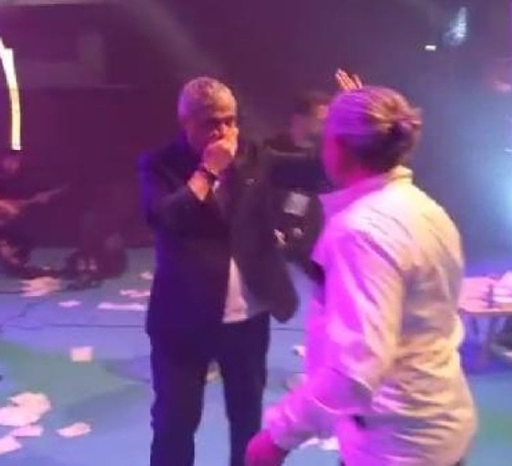 AKP konserinde yangın çıktı: Şarkıcı Cengiz Kurtoğlu ve Bakan Nebati alandan çıkarıldı