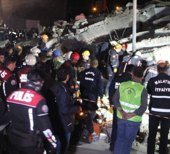 Malatya'da ağır hasarlı bina çöktü: Bir kişi vefat etti