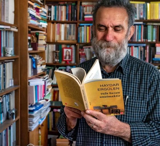 Şair şiire çalışır