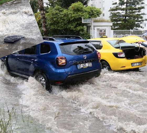 Antalya'da sağanak: Araçlar mahsur kaldı