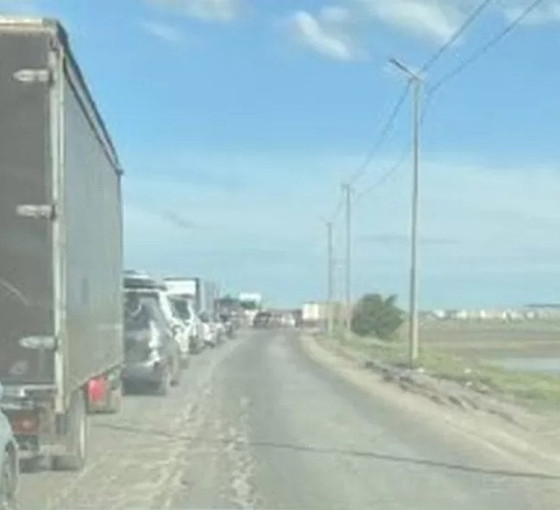 Zaporijya'da 'nükleer' panik: Kilometrelerce araç kuyruğu oluştu