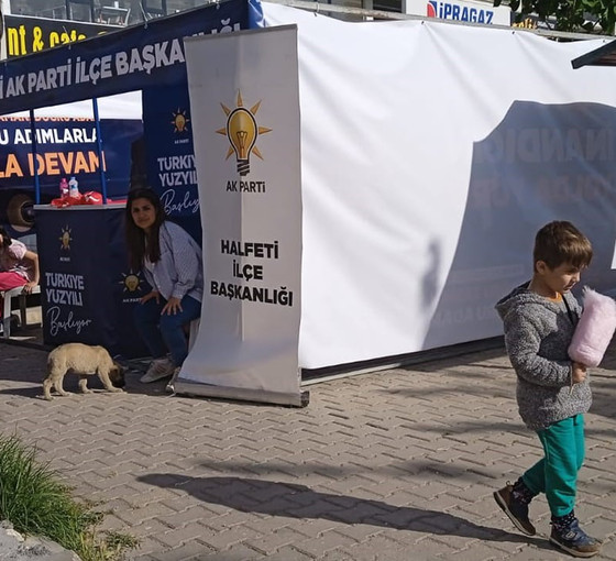 Urfa'da Yeşil Sol Parti'ye 'çalışma var' denilen kaldırıma AKP standı kuruldu