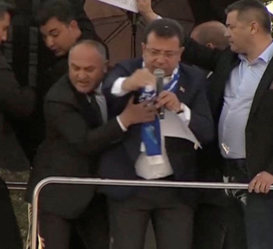 İmamoğlu'na taşlı saldırı ABD basınında