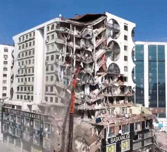 Depremde yıkılan Galeria'ya ilişkin ek rapor: Projeyi yapanlar yüzde 20 sorumlu