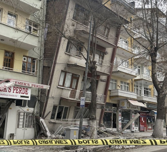 Malatya'da hasarlı binanın çöken duvarının altında kalan kişi öldü