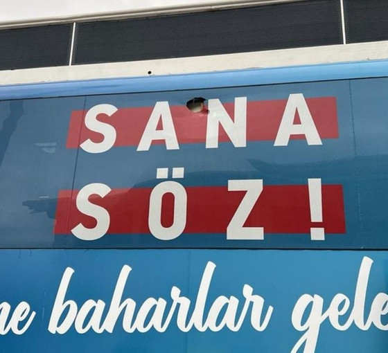 Sakarya'da Kılıçdaroğlu’nun aracına taşlı saldırı