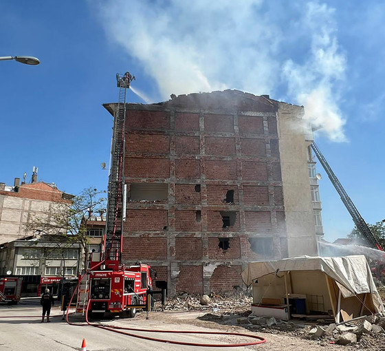 Malatya'da deprem sonrası boşaltılan binada yangın çıktı