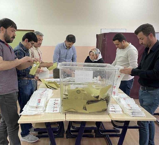 AKP itirazlarla geciktiriyor: Bakırköy'deki 500 sandıktan sadece 34'ü sisteme girdi