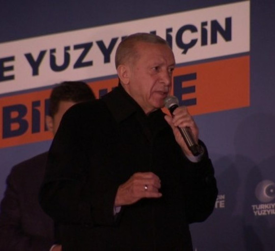 Erdoğan erken 'balkon konuşması': Yüzde 50'nin üzerinde bu turu bitireceğimize inanıyoruz