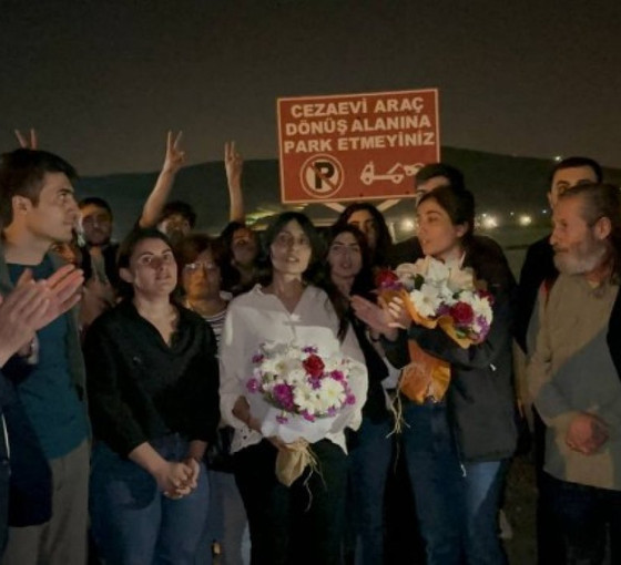 Gazeteciler cezaevinden çıktı: Yazmaya devam edeceğiz