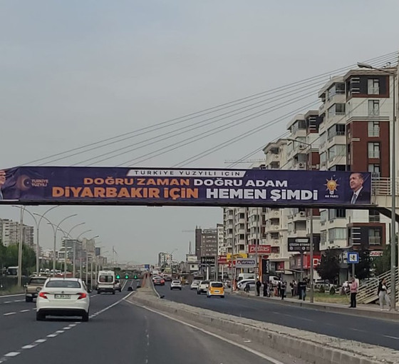 Erdoğan seçimin ikinci tur kampanyasına başladı: Asılan afişlerde sandığa katılım çağrısı ve 'istikrar' öne çıktı