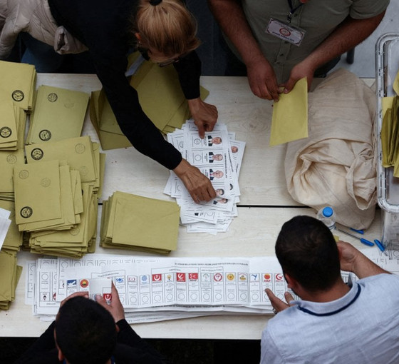 Aydın, sanatçı ve yazarlar imza kampanyası başlattı: 28 Mayıs'ta oy ver gitsin, bu karanlık bitsin