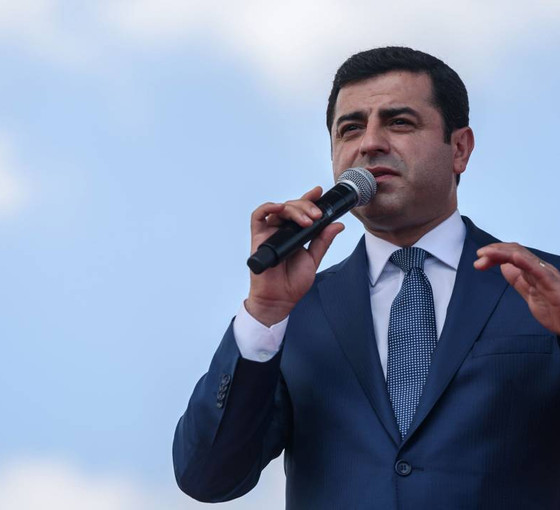 Selahattin Demirtaş, 2014'deki konuşmasıyla ikinci tur çağrısı yaptı: Sen bu saraydan hesap soracak halksın, halk! Ayağa kalk!