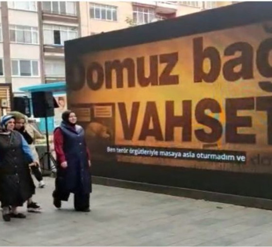 İzmit'te kent meydanına kurulan dev ekranda 'Hizbullah' izletildi