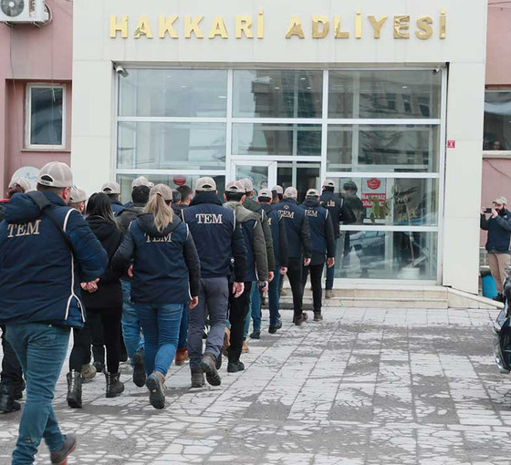 Hakkari’de seçim öncesi ev baskınları: En az 30 kişi gözaltında