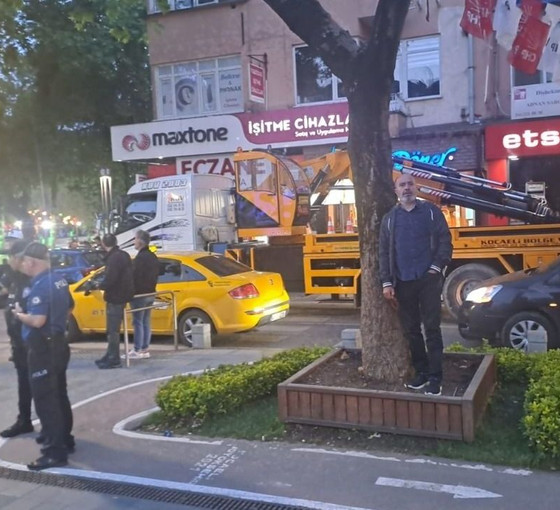 İzmit'te CHP'nin LED ekranları YSK kararına rağmen polis zoruyla kaldırıldı