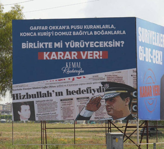 Mersin'de Gaffar Okkan ve Konca Kuriş’in yer aldığı pankartlar AKP’li ismin şikayetiyle kaldırıldı