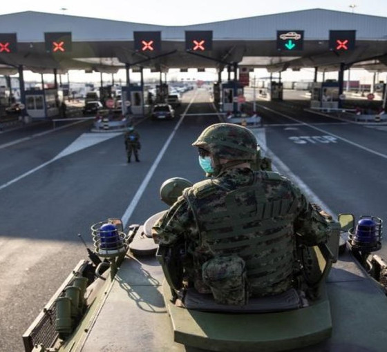 Kosova'daki eylemlerde çatışma çıktı, Sırbistan orduyu Kosova sınırına konuşlandırıyor