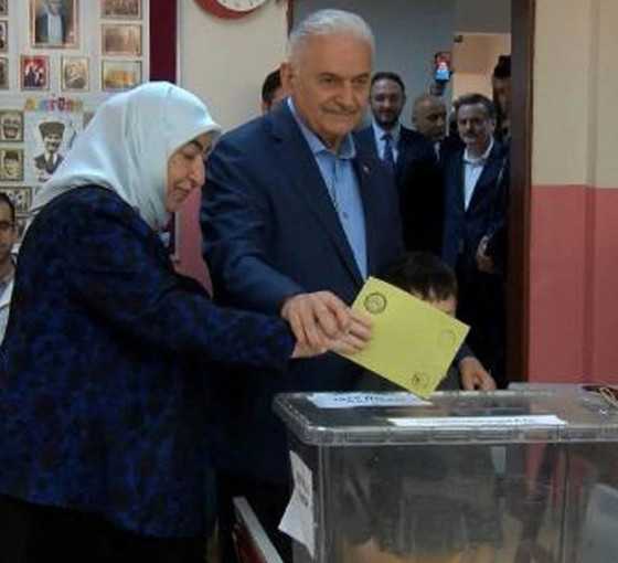 Binali Yıldırım'dan kabinden geç çıkan eşine: 'Ne oldu hanım karar veremedin mi'