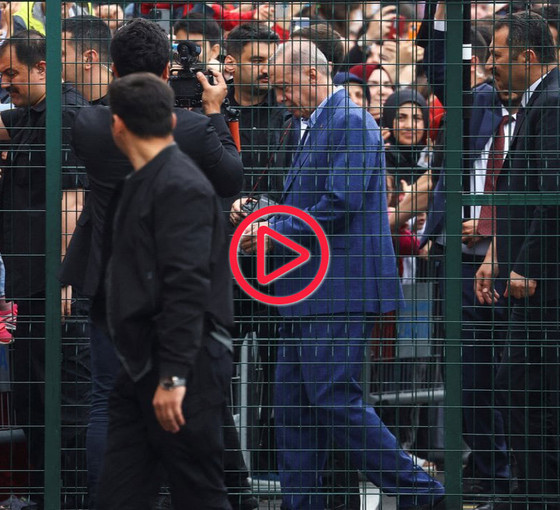 Erdoğan'ın oy verdikten sonra para dağıtması dünya basınında