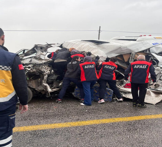 Sivas'ta yolcu minibüsü ile tır çarpıştı: Dört ölü, üç yaralı