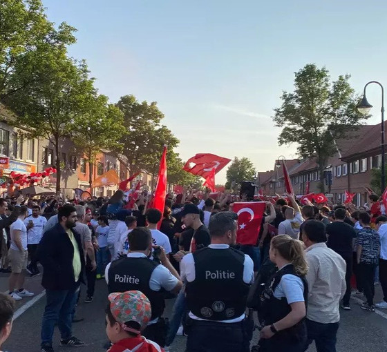 Belçika’da Erdoğan kutlamaları: Polisleri ezmeye çalışan kişi gözaltına alındı
