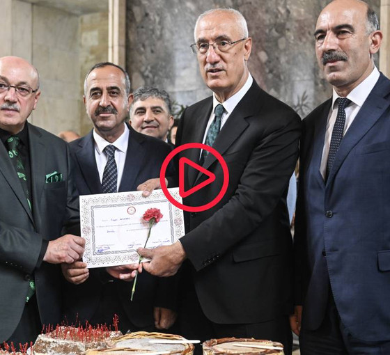AKP’li Berdibek, Meclis'te bal ikram etti; fiyatına ilişkin sorulara “Artık rakam vermeyelim” yanıtını verdi