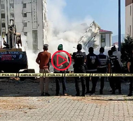 Maraş'ta yıkımı gerçekleştirilen ağır hasarlı bina, sağlam binanın üzerine devrildi
