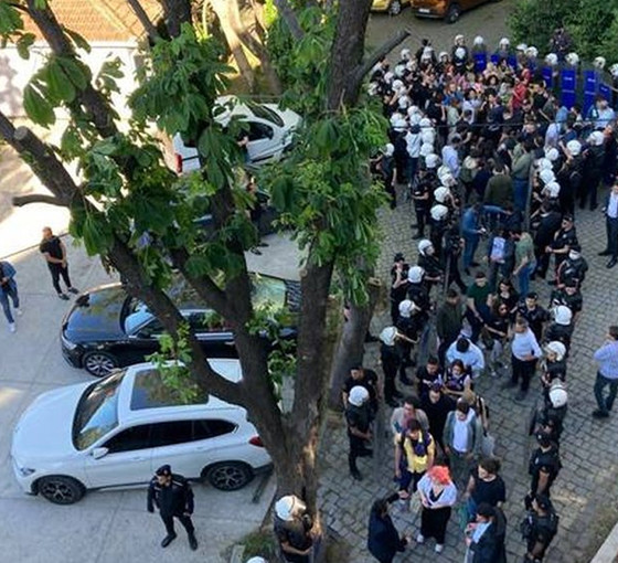 Boğaziçi Üniversitesi'nde Onur Yürüyüşü davası: 'Polis gırtlağımı sıktı, kelepçemi açarken bileğimi kesti'