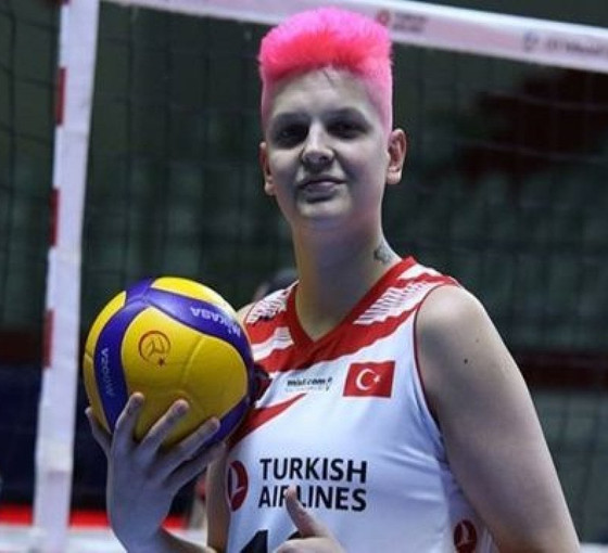 Ebrar Karakurt'tan lezbiyen paylaşımına cevap: Ağlayarak duvarlarınıza yazabilirsiniz