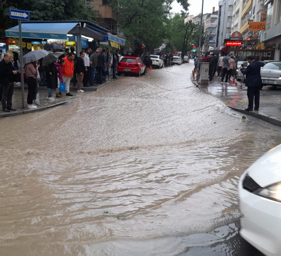 Ankara'da sağanak; yollar göle döndü