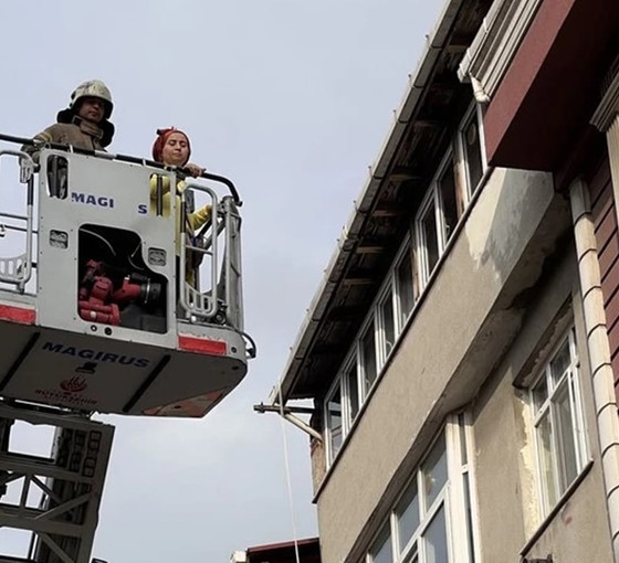 Sultangazi'de merdivenleri çöken binadan 12 kişi kurtarıldı