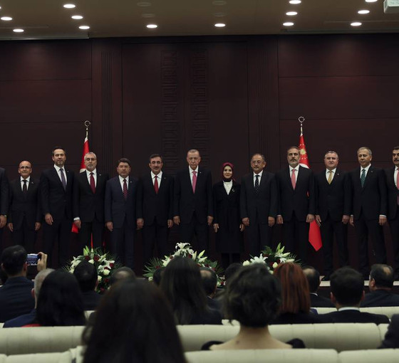 Erdoğan, 17 bakan ve bir Cumhurbaşkanı Yardımcısı’ndan oluşan kabinede 16 ismi değiştirdi