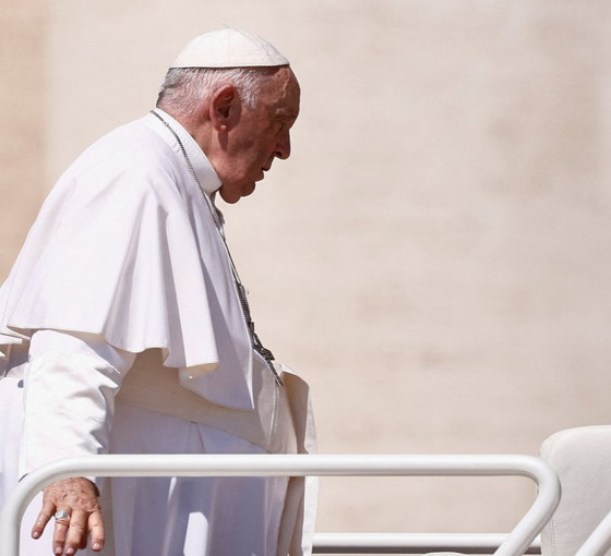 Papa Francis sağlık sorunlarıyla boğuşuyor: Karın duvarına protez yerleştirilecek