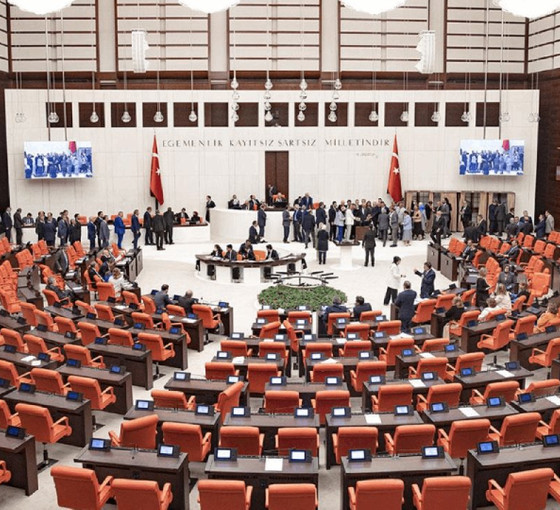 Yeni kabine üyeleri Meclis'te yemin ediyor